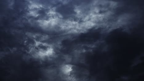 Gewitter,-Wetterumschwünge-In-Dunklen-Wolken-Und-Blitzeinschläge-Am-Himmel