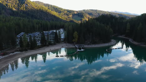 Drohnenaufnahme-Des-Hotels-Am-Wunderschönen-Pragser-Wildsee,-Italienische-Dolomiten,-In-Südtirol,-Italien