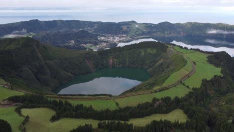 Flug-über-Den-Aussichtspunkt-Laguna-Do-Boca-Do-Inferno-Auf-Den-Azoren
