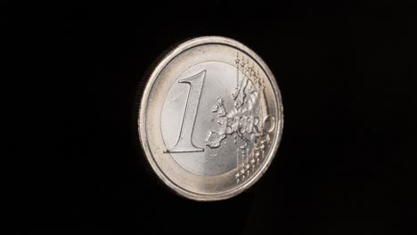 Moneda-Italiana-Aislada-De-1-Euro-Girando-Sobre-Fondo-Negro
