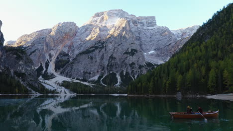 Filmische-Drohnenaufnahme-Des-Wunderschönen-Lago-Di-Braies,-Italienische-Dolomiten,-In-Südtirol-Italien