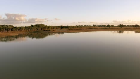 Antenne-Nach-Vorne-über-Das-Wasser-Der-Lagune-In-Altagracia,-Higuey-In-Der-Dominikanischen-Republik