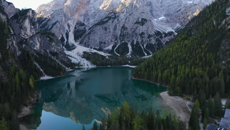 Cinematic-revealing-drone-shot-of-the-beautiful-Lago-Di-Braies,-Italian-Dolomites,-in-South-Tyrol-Italy