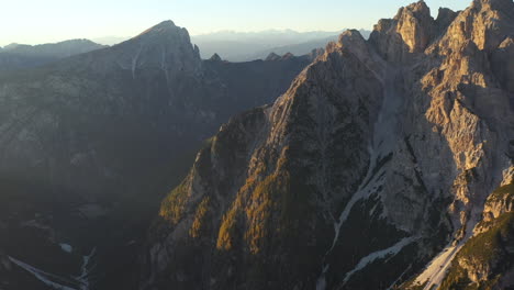 Filmische,-Nach-Oben-Kippende-Drohnenaufnahme-Von-Tre-Cime-Di-Lavaredo,-Einer-Bergkette-In-Italien,-Bei-Sonnenuntergang