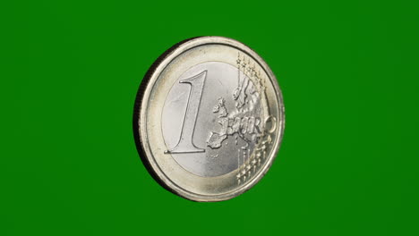 Isolierte-Italienische-1-Euro-Münze,-Die-Sich-Auf-Grünem-Bildschirm-Dreht,-Prores-Qualität