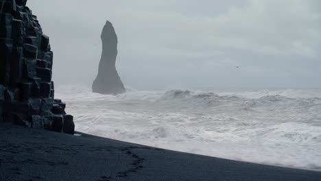 Extremely-Dangerous-Sneaker-Waves-At-The-Reynisfjara-Black-Sand-Beach-In-Iceland-With-Basalt-Sea-Stack-In-Foggy-Background