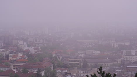Imágenes-De-4k-De-La-Ciudad-De-Vratsa,-Bulgaria,-Y-La-Montaña-Circundante-Stara-Planina,-Mientras-Una-Niebla-Profunda-Cubre-La-Ciudad