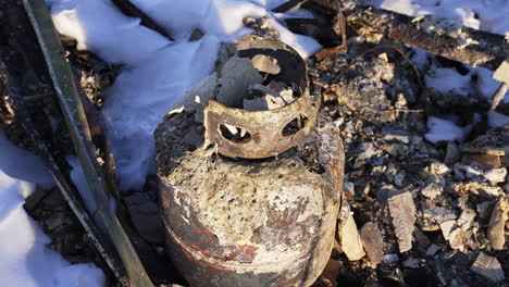 Tanque-De-Gas-Propano-Quemado-Y-Destruido-Metal-Desastre-Escombros-Después-De-Lousville-Superior-Colorado-Marshall-Fire