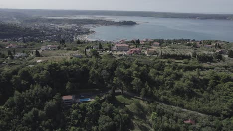 Video-Mit-Beschreibendem-Drohnenschwenk-über-Der-Slowenischen-Küste-Mit-Den-Städten-Pacug-Und-Portoroz-Als-Hauptbestandteil-Der-Szene
