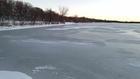 Ice-layer-over-a-lake-in-Minneapolis,-winter