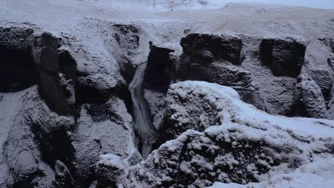Toma-Panorámica-Del-Enorme-Cañón-Islandés-Fjadrargljufur-Durante-El-Día-Nublado-De-Invierno-En-Islandia
