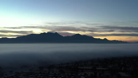 Capa-De-Niebla-Gruesa-Inusual-Sobre-La-Ciudad-En-Arizona-Durante-El-Invierno,-Drone-Adelante
