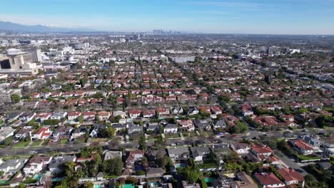 Endless-estates-neighborhood-of-Beverly-Hills,-cinematic-aerial-view