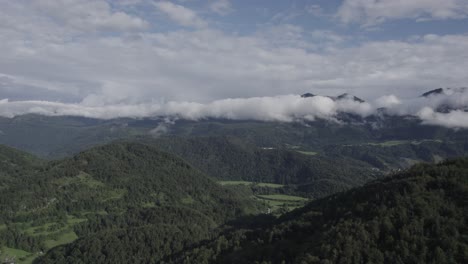 Drohnenvideo-Mit-Umgekehrtem-Flugzeug,-Das-über-Die-Triglav-Berge-Im-Bohinj-Gebiet-In-Slowenien-Mit-Klarem-Himmel-Mit-Wolken-Fliegt