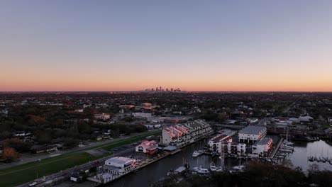Seeblick-Auf-Die-Skyline-Der-Stadt-New-Orleans-Bei-Sonnenuntergang