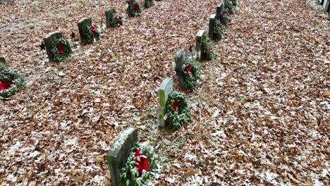 Mit-Weihnachtskränzen-Geschmückter-Friedhof-Für-Amerikanische-Soldaten-Und--frauen