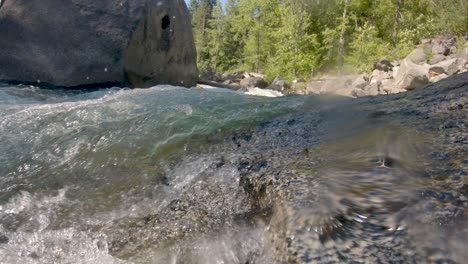 Tiefwinkelansicht-Des-Flusswassers,-Das-über-Felsen-Rauscht