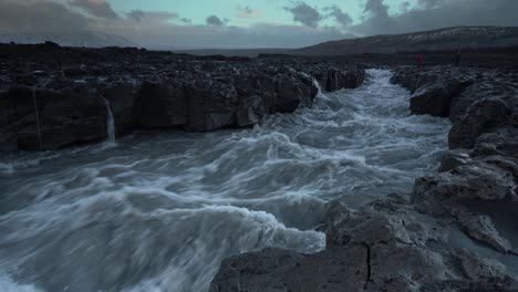 Misterioso-Río-Rápido-Que-Fluye-Entre-El-Paisaje-De-Basalto-Volcánico-En-Islandia-Durante-El-Cielo-Gris,-Cerrar