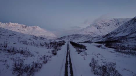 Un-Camino-A-Través-De-Un-Valle-ártico-En-El-Extremo-Norte-De-Noruega