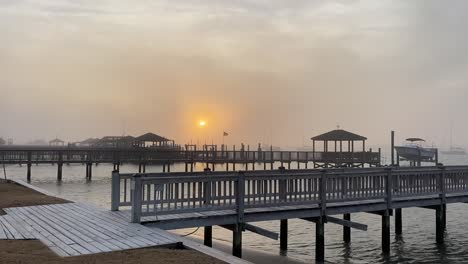 Dramatischer-Sonnenuntergang-Am-Holzsteg-An-Der-Bucht-Von-Wrightsville-Beach,-North-Carolina
