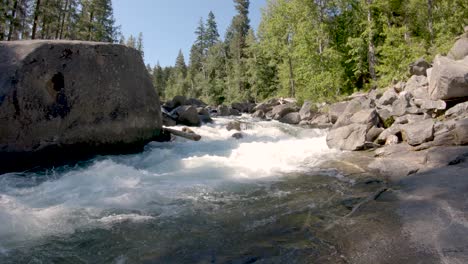 Schnelle-Wasser-Des-Icicle-Creek,-Der-Um-Riesige-Felsbrocken-Fließt