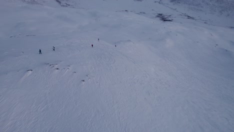 Un-Grupo-De-Personas-Subió-La-Montaña-Para-Esquiar-En-El-Hermoso-Entorno-ártico