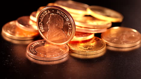 Verschiedene-Goldmünzen-Liegen-Unsortiert-Nebeneinander
