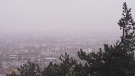 Imágenes-De-4k-De-La-Ciudad-De-Vratsa,-Bulgaria,-Y-La-Montaña-Circundante-Stara-Planina,-Mientras-Una-Niebla-Profunda-Cubre-La-Ciudad