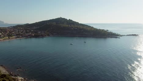 Sardinien-Italien-Arbatax-Küste,-Drohne-Fliegen-über-Der-Meeresbucht-Zwischen-Felsformationen-An-Einem-Sonnigen-Sommertag-Mit-Segelboot