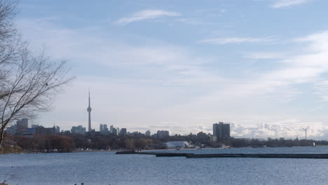 Una-Vista-De-La-Torre-Cn-Desde-El-Lago-Ontario-En-Toronto,-Canadá