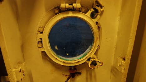 Looking-out-of-a-metal-Ship-porthole-from-inside