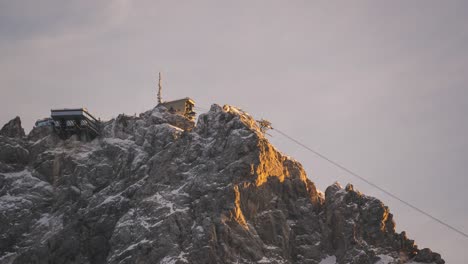 Zeitraffer-Bergstation-Zugspitze-Im-Alpenglühen