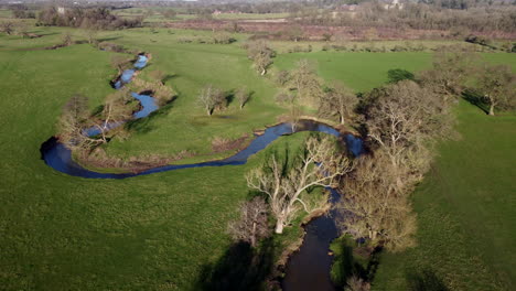 Eine-Luftaufnahme-Des-Gewundenen-Flusspfeils,-Der-Durch-Die-Landschaft-Von-Warwickshire-In-England-Läuft