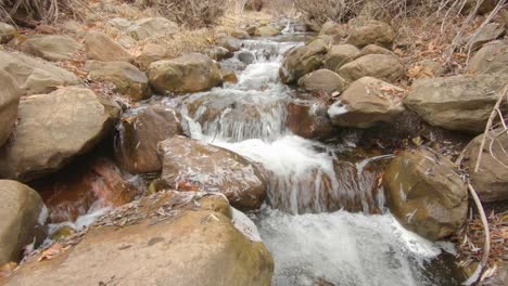 Aufnahme-Eines-Baches-In-Payson-Arizona-Mit-Wasser,-Das-Im-Herbst-über-Felsen-Kaskadiert