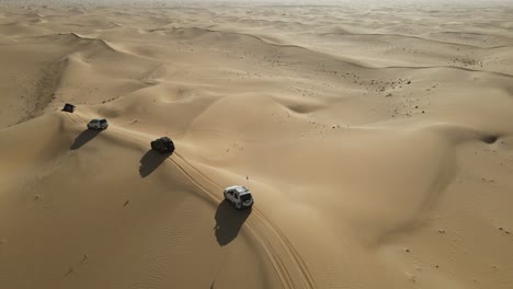 4k:-Drohne-Verfolgt-Die-Gruppe-Von-4x4-Während-Der-Wüstensafari-In-Der-Wüste-Al-Qudra-Von-Dubai,-Vereinigte-Arabische-Emirate