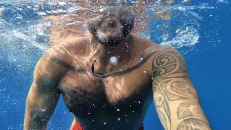 Hombre-Adulto-Nadando-En-El-Mar