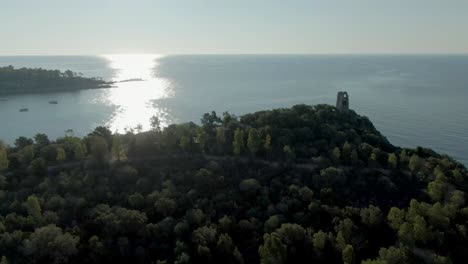 Luftaufnahme-Des-Turms-Von-San-Gemiliano-Auf-Der-Spitze-Der-Felsenformationsklippe-An-Der-Ostküste-Sardiniens,-Italien