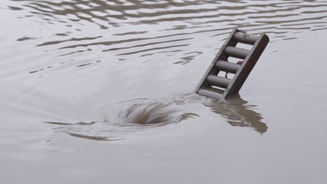 Hochwasser-Fließt-Nach-Starkem-Regen-In-Die-Offene-Kanalisation-Auf-Der-Straße
