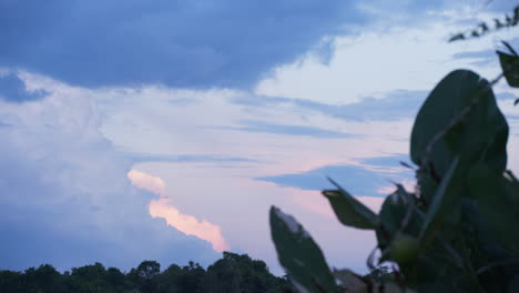 Dynamische-Wolken-über-Dem-Amazonas---Zeitraffer-Von-Tag-Zu-Nacht