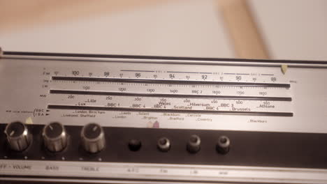 Eine-Schwenkansicht-Eines-Alten-Vintage-Radios