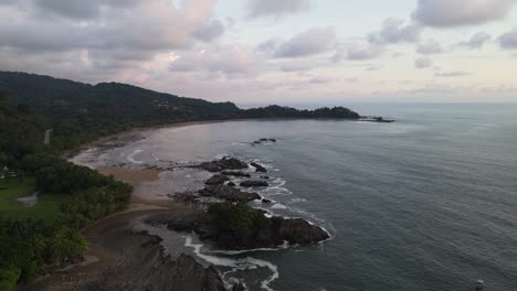 Playa-Dominical-En-Costa-Rica