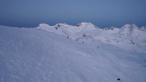 Skifahrer-Auf-Dem-Weg-Zum-Gipfel-In-Der-Arktis