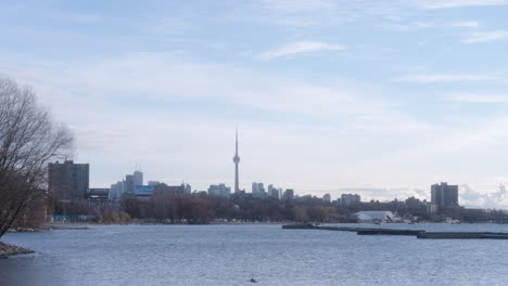 Ein-Blick-Auf-Den-Cn-Tower-Vom-Ontariosee-In-Toronto,-Kanada