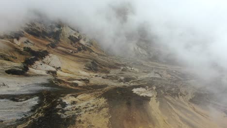 Dampf-Und-Wolken-Steigen-über-Gestreiftem-Vulkangestein-In-Den-Kolumbianischen-Anden-Auf