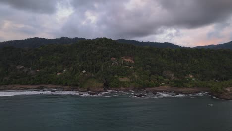 Luftaufnahme-Von-Wäldern-Und-Bergen-An-Der-Küste-Von-Costa-Rica