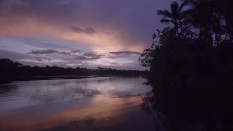 Hermoso-Cielo-Nocturno-Sobre-El-Río-Amazonas-Con-Reflejos-Cambiantes