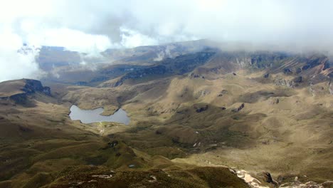 Vista-Aérea-Sobre-El-Parque-Nacional-Los-Nevados-En-Los-Andes-Colombianos