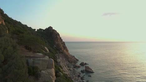 Drohne-Fliegt-Während-Des-Sonnenuntergangs-In-Der-Nähe-Einer-Felsenformation-An-Der-Ostküste-Sardiniens