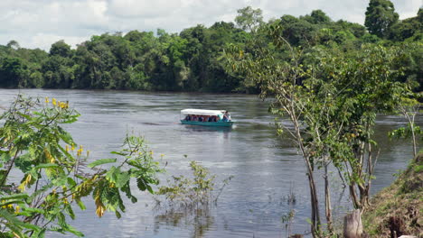 Barco-De-Pasajeros-Del-Río-Amazonas-En-Un-Día-Soleado