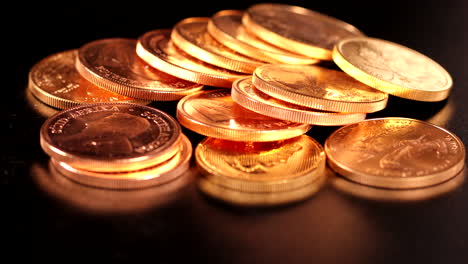 Verschiedene-Goldmünzen-Liegen-Unsortiert-Nebeneinander